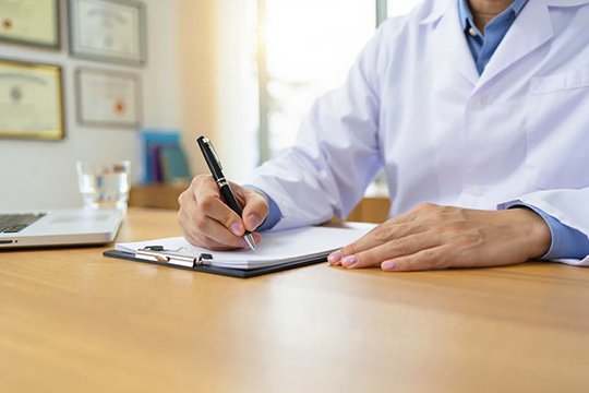 Врач делает запись в документах